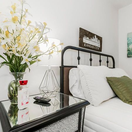 Becky & Marvels 420 Stay - Private Room Kansas City Bagian luar foto